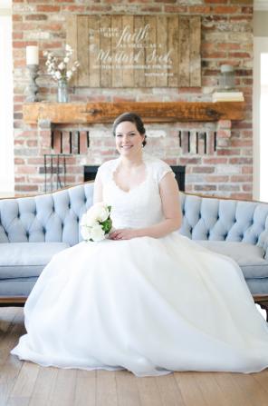 Real Wedding - Glamouröse Frühlingshochzeit in einer historischen Scheune - RiemenschnitterRosser Heather Marie Photography