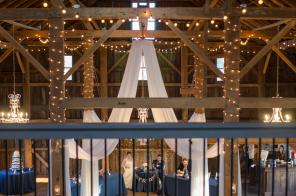 Real Wedding - Glamouröse Frühlingshochzeit in einer historischen Scheune - RiemenschnitterRosser Heather Marie Photography