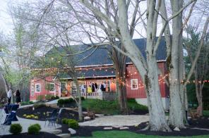 Real Wedding - Glamouröse Frühlingshochzeit in einer historischen Scheune - RiemenschnitterRosser Heather Marie Photography