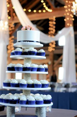 Real Wedding - Glamouröse Frühlingshochzeit in einer historischen Scheune - RiemenschnitterRosser Heather Marie Photography