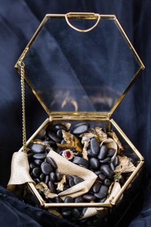 Real Wedding - Eine Vintage Gothic Hochzeit zum 10. Hochzeitstag - Sarah Bradshaw Photography4