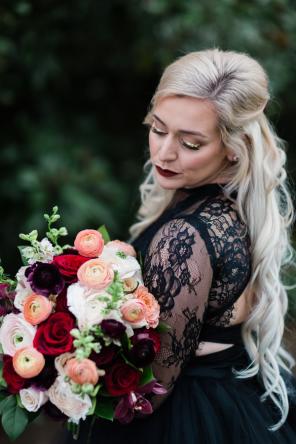 Real Wedding - Eine Vintage Gothic Hochzeit zum 10. Hochzeitstag - Sarah Bradshaw Photography44