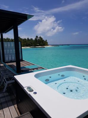 Flitterwochen auf den Malediven Galerie - Blick vom Jacuzzi der Terrasse Richtung Strand von Nova
