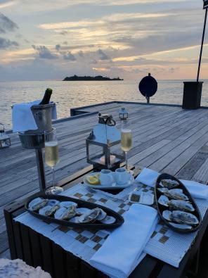 Flitterwochen auf den Malediven Galerie - Austern und Champagner zum Sonnenuntergang auf COMO Cocoa Island