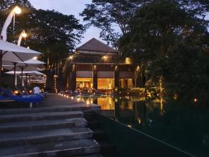Flitterwochen auf Bali Galerie - Alila Ubud - Pool und Pool Bar in der Dämmerung