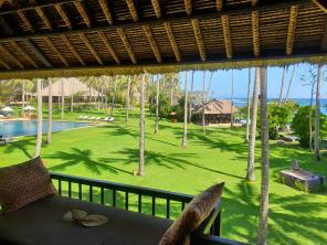 Flitterwochen auf Bali Galerie - Alila Manggis - Blick vom Balkon auf den Pool