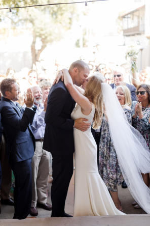 Real Wedding = Sommerliche BBQ-Hochzeit im Innenhof = 27KaitieBrainerdPhotography
