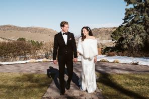Real Wedding - Hochzeit im Winter mit Schnee und Hunden - Larson Photo Co 11