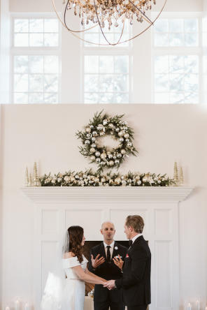 Real Wedding - Hochzeit im Winter mit Schnee und Hunden - Larson Photo Co 28
