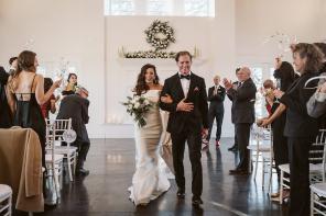 Real Wedding - Hochzeit im Winter mit Schnee und Hunden - Larson Photo Co 28b