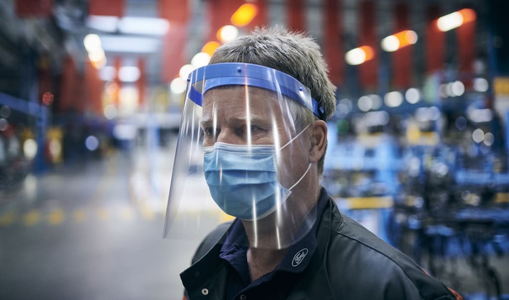Gesichtsvisier UND Mund-Nasen-Schutz: Übertrieben oder genau richtig? (Foto: Ford)