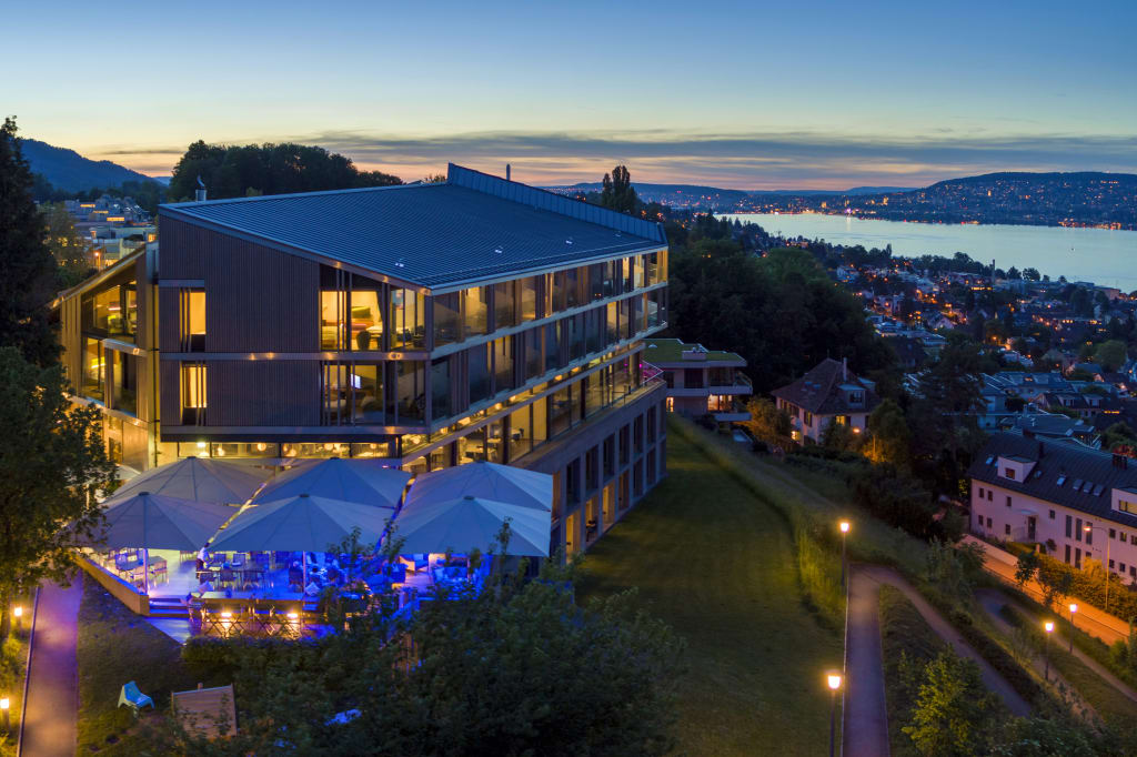 Premiere: Im Hotel Belvoir Rüschlikon schliesst der erste Hotel-Kommunikationsfachmann EFZ seine Lehre ab.