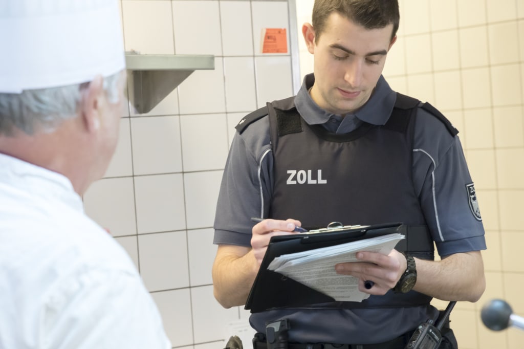 Festnahme bei Kontrolle in Restaurant - Zoll beendet illegalen Aufenthalt und illegale Beschäftigung