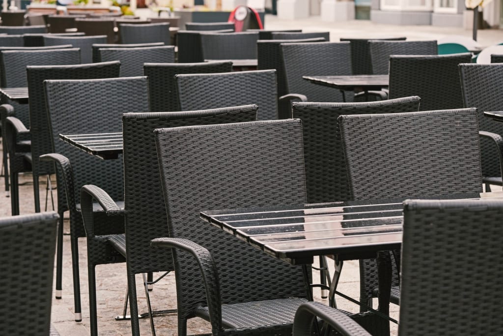 Leere Tische in der Gastronomie
