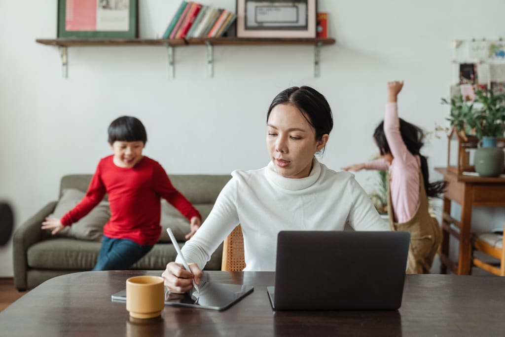 Hausarbeit und Homeschooling können die für den Job erforderliche Konzentration stören, was psychisch zusetzen kann. Um Stress und Überforderung im Home Office vorzubeugen, haben Experten der Oberberg Kliniken Tipps für mehr Entlastung zusammengestellt (Foto: Oberberg Kliniken/Ketut)
