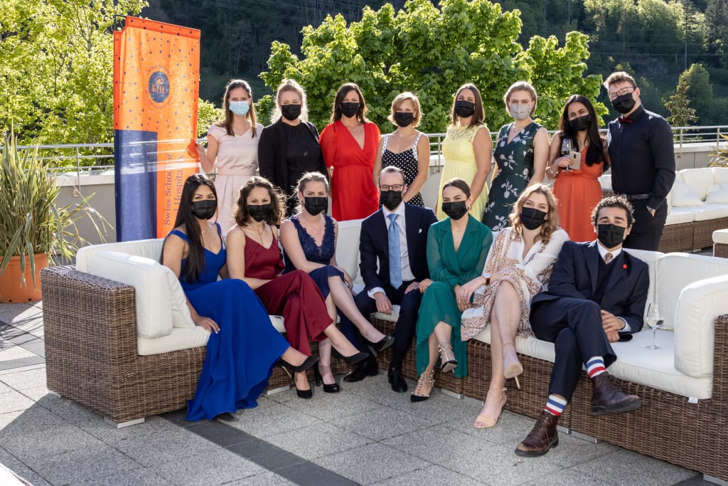 Die Diplomandinnen und Diplomanden auf einen Blick: Hinten v.l.n.r.: Lisa Baumann, Meggen; Simone Ruef, Winterthur; Jamina Floss, Uors; Sonia Minder, Vernier; Yesica Gufler, Chur; Eva Iselin, St. Gallen; Mehar Arora, Pully; Moritz Moeglich, Hamburg. Vorne v.l.n.r.: Katharina Hupertz, Gossau; Andreina Winkler, Chur; Regina Nef, Rhäzüns; Dominic Ehrbar, Davos; Mona Lipburger, Au; Jasmin Althaus, Aarwangen; Omar Ibrahim, Warren/New Jersey. (Foto: EHL)