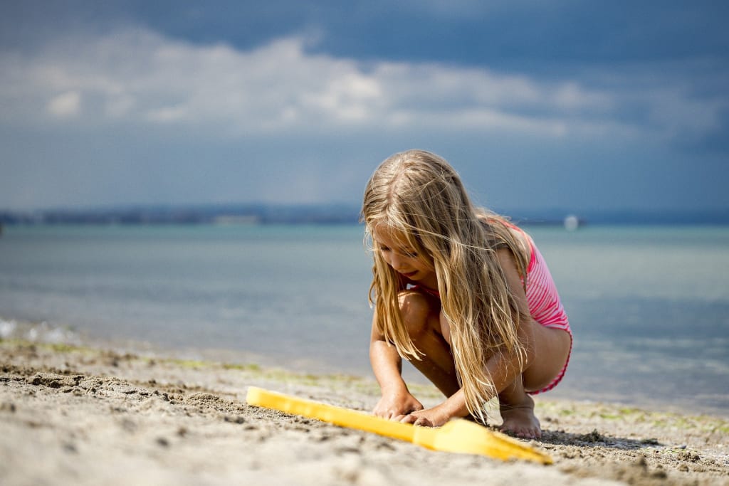 Kind am Strand