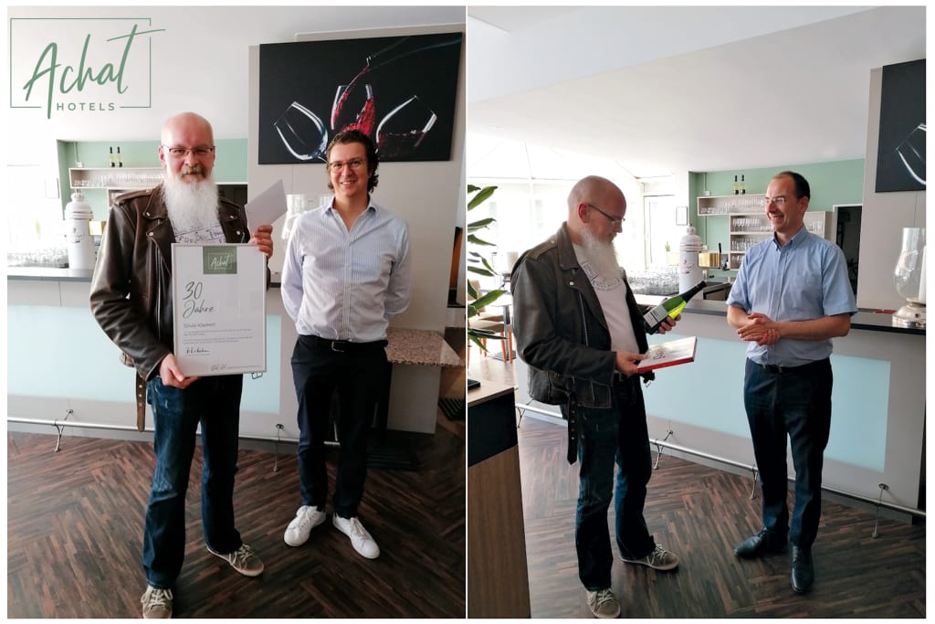 Achat Hotel Neustadt an der Weinstraße: Jubilar Silvio Klemm (links) mit Philipp von Bodman, Geschäftsführender Gesellschafter Achat Hotels (linkes Bild) und einmal mit Direktor Albert Rook (rechtes Bild)