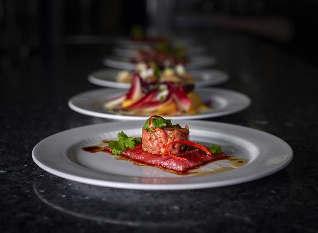 Kalbscarpaccio mit asiatischem Tatar à la Franz W. Faeh. (Foto: Gstaad Palace)