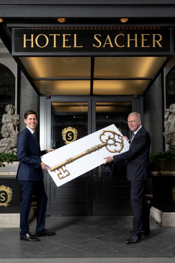 Symbolische Schlüsselübergabe vor dem Hotel Sacher Wien: Reiner Heilmann (rechts) wird von Andreas Keese als neuer Hoteldirektor abgelöst. (Foto: Sacher)