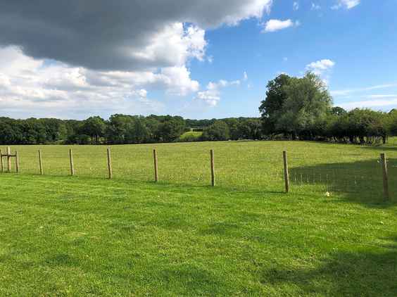 Non-electric Grass Tent Pitch