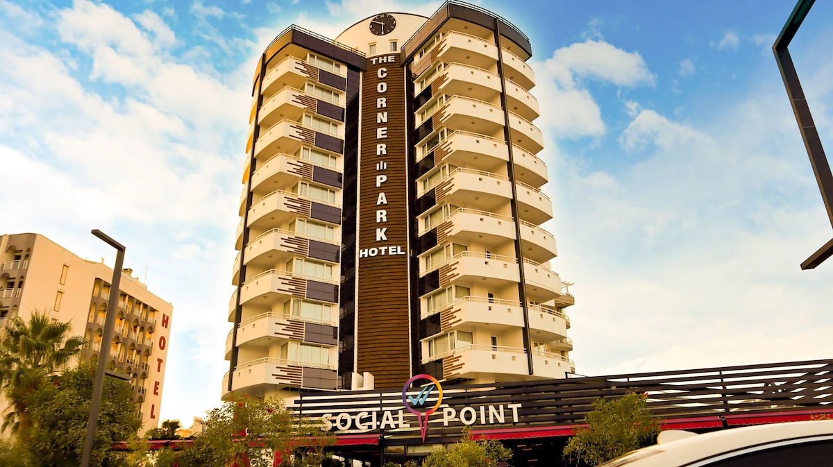 The Corner Park Hotel