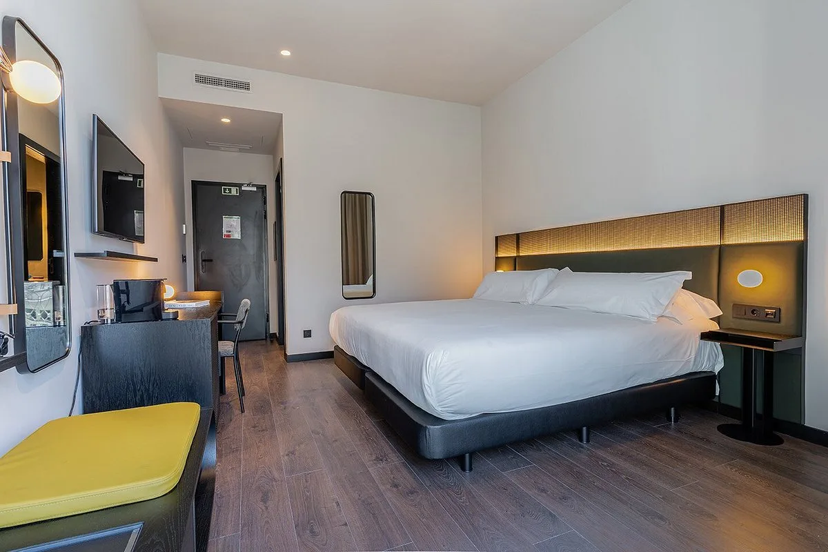 Chic & Basic Gravity