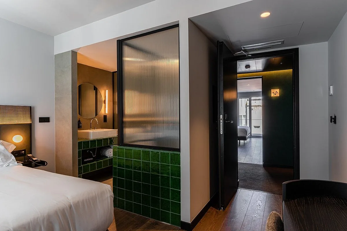 Chic & Basic Gravity