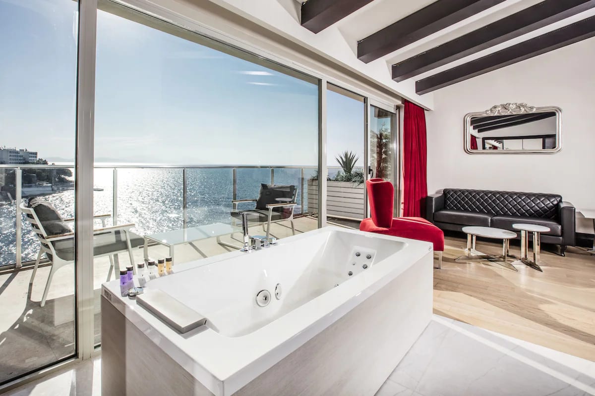 Charisma De Luxe Hotel