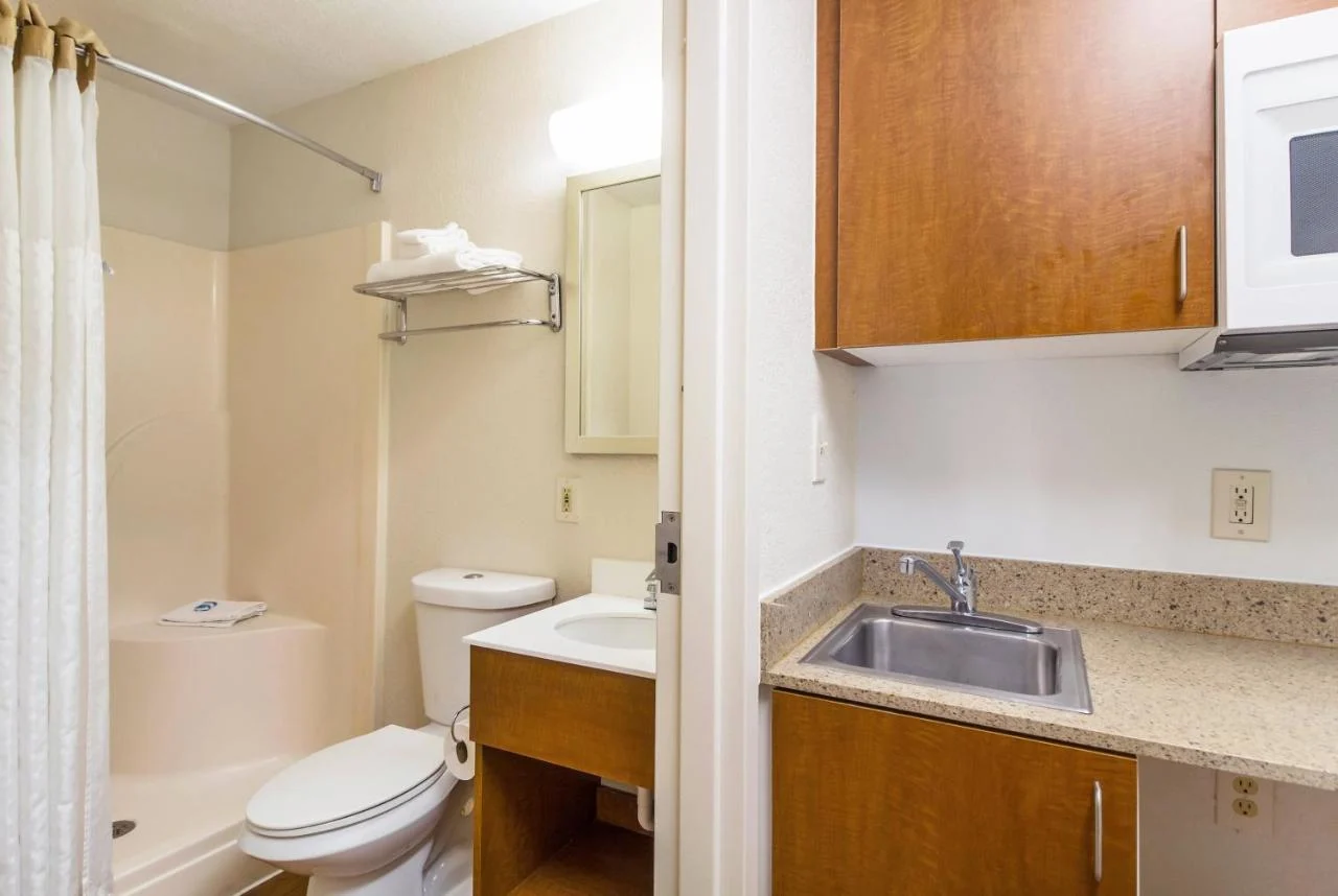 HomeTowne Studios by Red Roof Houston West Oaks