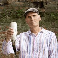 Portrait von Sam Feuerbach