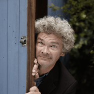 Portrait von Simon Farnaby