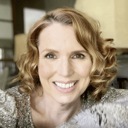 Portrait von Molly James