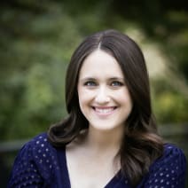 Portrait von Becky Albertalli