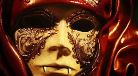 Venezianische Maske mit Vampirzähnen, Cover von "Venecian Vampires"