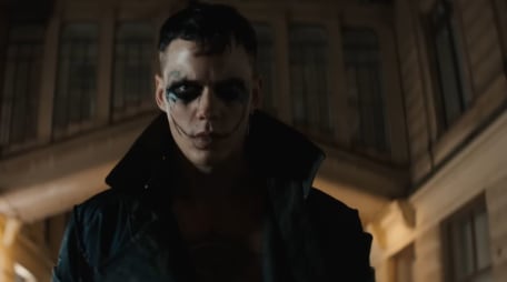 Szene aus "The Crow", Bill Skarsgård als Eric Draven läuft auf die Kamera zu, das Gesicht im Emo-Gothic-Stil geschminkt, dazu ein schwarzer Mantel