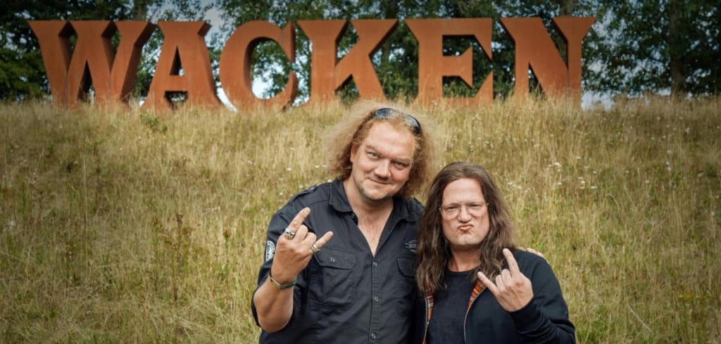 Charly Hübner als Holger Hübner (l.) und Aurel Manthei als Thomas Jensen (Bild: RTL+/Florida Film)