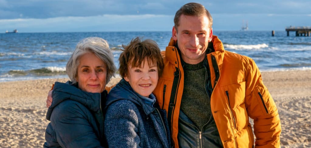 DarstellerInnen des Usedom-Krimis am Strand