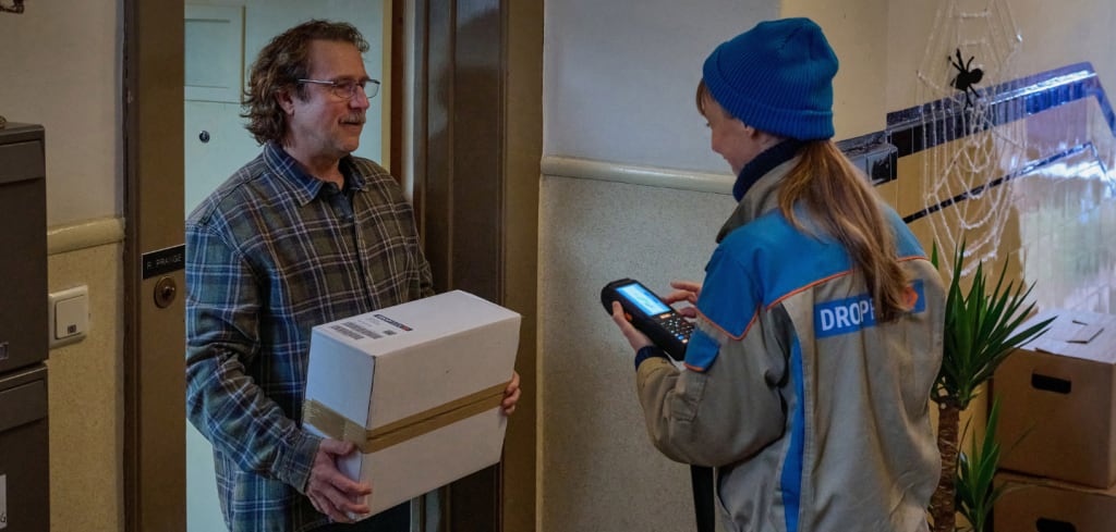 Ralf Prange (Bjarne Mädel) freut sich über den Kontakt mit Paketzustellerin Dörte (Katharina Schubert)