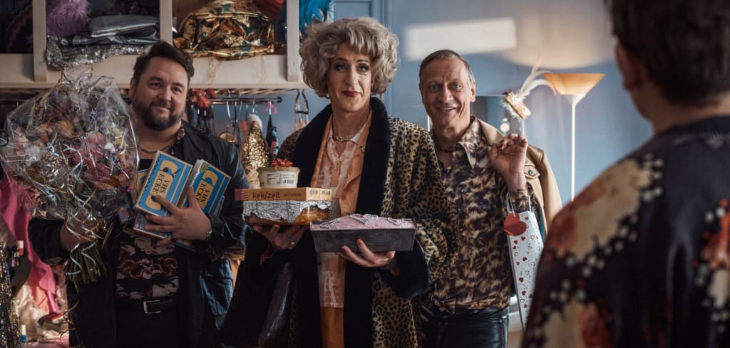 Auf dem Kiez in St. Pauli findet Oliver Knöbel (Johannes Hegemann, r.) endlich das, wonach er immer gesucht hat: eine Familie. Zur „Olivia-Jones-Familie“ gehören neben anderen Marius Körbel (Daniel Zillmann, l.), Lilo Wanders (Stephan Kampwirth, 2.v.l.) und Lulu Duvall (Victor Schefé, 2.v.r.).