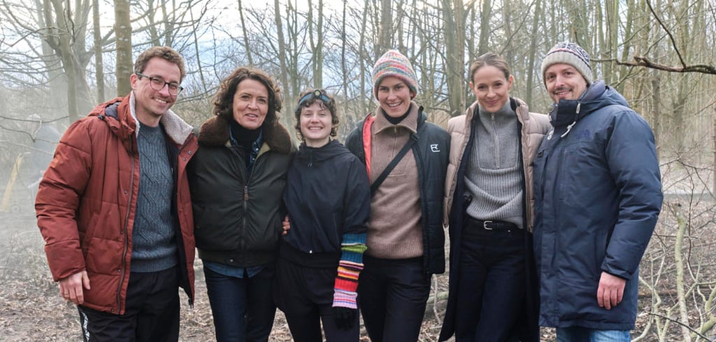 Regisseurin Saralisa Volm (3.v.r.) mit dem Team vom „Tatort – Im Nebel“ (AT): Redakteur Nils Reinhardt, Ulrike Folkerts, Jana McKinnon (spielt Lucille, 3.v.l.), Lisa Bitter und Kameramann Michael Merkel