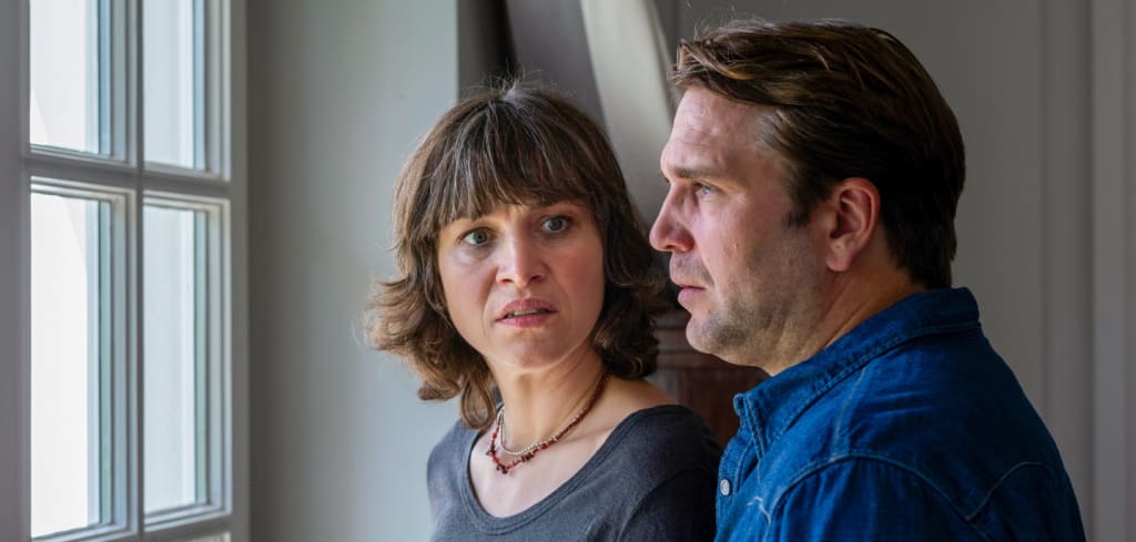 Monika Gothe (Franziska Hartmann) i8m Gespräch mit Alain Montand (Pierre Kiwitt)