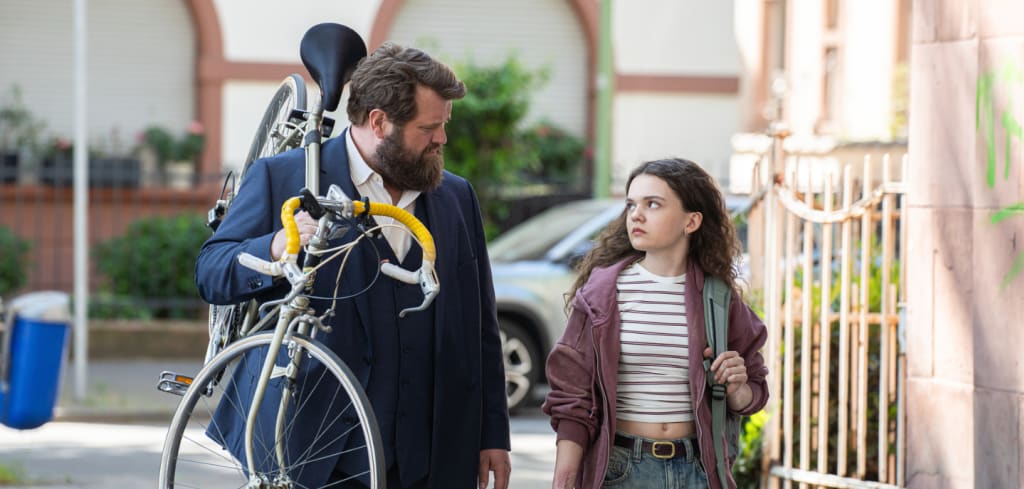 Benjamin Hornberg (Antoine Monot) spricht mit Luisa Becker (Evelin Schwarz) über die Ereignisse rund um den Tod ihres Vaters. 