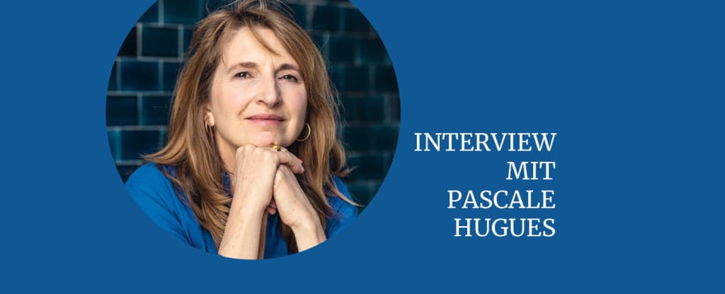 Ein Foto der Autorin Pascale Hugues auf blauem Hintergrund