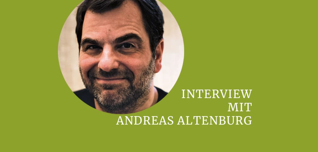 Andreas Altenburg lächelt in die Kamera, daneben die Überschrift "Interview mit Andreas Altenburg"