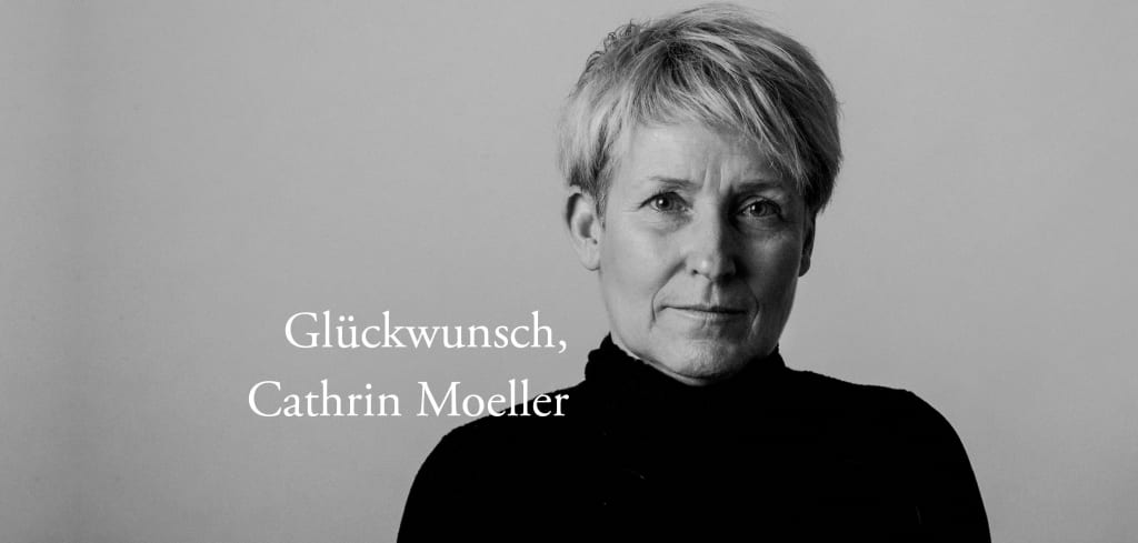 Schwarz-Weiß-Portrait von Autorin Cathrin Möller mit weißer Schrift "Glückwunsch, Cathrin Moeller!"