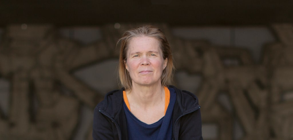 Ia Genberg schaut selbstbewusst in die Kamera und lächelt leicht.