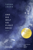 Buchcover des Romans 'Und die Welt sie fliegt hoch' von Sarah Jäger. Das Cover zeigt einen dunkelblauen Sternenhimmel mit Zeichnungen von Rakete, Heißluftballon und einem goldenen Siegel des Deutschen Jugendliteraturpreises.