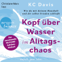 Hörbuchcover von Kopf über Wasser im Alltagschaos: Wie du mit deinem Haushalt und dir selbst Frieden schließt – Das sensationelle Selfcare-Aufräumbuch von KC Davis, wird gesprochen von Christiane Marx