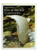 Buchcover von Der Kuß der Koi (engl.): Prosa und Photos von Reiner Kunze